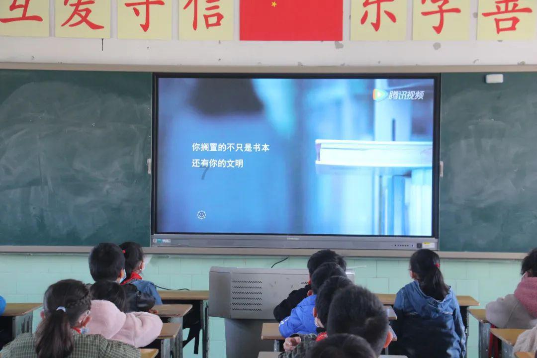我家养了一条狗 2年了 现在因为要搬家 不能养狗 我真的真的很爱它 把他卖了 又怕被人吃了游戏画面
